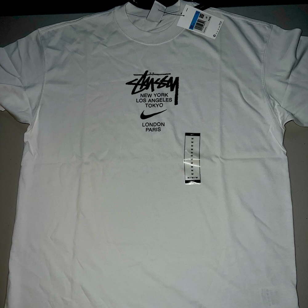 BRAND NEW LOOSE-FIT MENS NIKE TSHIRT , SIZE M